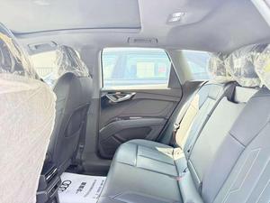 <span class=keywords><strong>Audi</strong></span> <span class=keywords><strong>Q4</strong></span> E-tron 40 SUV électrique d'occasion 2024, longue autonomie, version premium, prêt à l'exportation, blanc sur noir - Product Image 6
