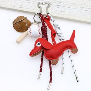 Llavero de piel sintética con diseño de perro Dachshund de dibujos animados, ecológico, bonito, con clip para bolso, cadena de metal, venta al por mayor, OEM, accesorio para amantes de las mascotas - Product Image 3