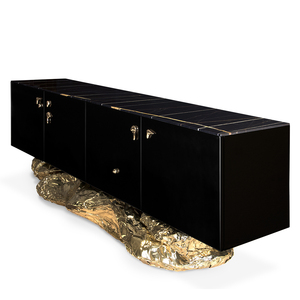 Meubles de cuisine modernes sur mesure, finition brillante, base en laiton martelé, plateau en marbre Sahara Noir, buffets noirs et dorés - Product Image 4