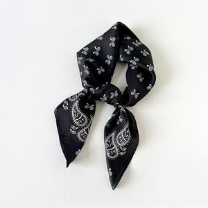 <span class=keywords><strong>Elegante</strong></span> <span class=keywords><strong>Sciarpa</strong></span> in Raso Stampata Paisley <span class=keywords><strong>Blu</strong></span> e Marrone Stile Retrò, Multiuso per Donna, Perfetta come Fascia per la Vita o Bandana per il Collo, Regalo Ideale per Donne - Product Image 4