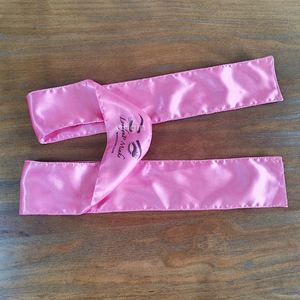 Et des bonnets en satin personnalisés avec écharpe intégrée - Product Image 4