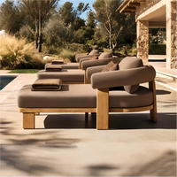 Chaise longue d'extérieur en teck massif au design moderne avec coussin en mousse haute densité pour villa de luxe et terrasse d'hôtel de charme