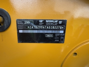 รถตักล้อยางมือสอง แคทเตอร์พิลลาร์ CAT 299D3 รุ่นเล็ก ใช้เครื่องยนต์ดีเซล พร้อมบุ้งกี๋หน้า สำหรับงานก่อสร้าง - Product Image 4