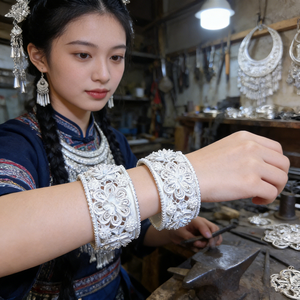 Bracelet manchette large en filigrane d'argent Miao fait main - Bracelet ethnique gravé à motifs floraux - Product Image 3