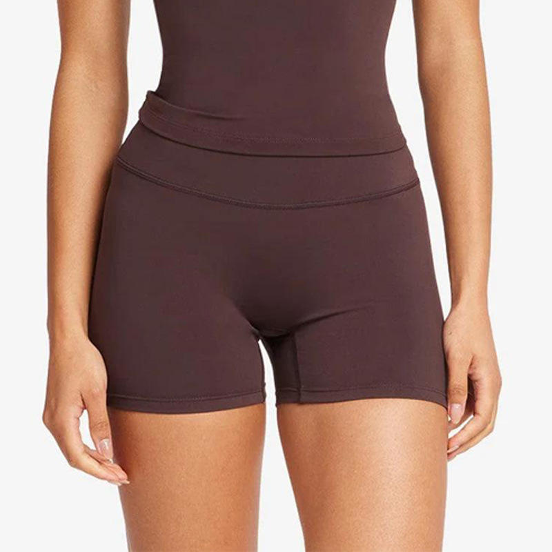 กางเกงขาสั้นสีม่วง