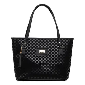 Sac fourre-tout pour femme Fana Abisai M3784 en cuir synthétique microfibre noir imprimé échecs pour usage quotidien - Product Image 3