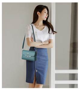 Bolsos cuadrados de cuero Pu con estampado de diseño personalizado, bolsos con dijes femeninos ligeros, bolsos de hombro para mujer, diseño para todas las estaciones - Product Image 2