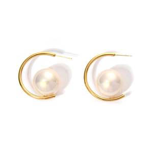 Pendientes de Perlas Chapados en Oro, Acero Inoxidable 316L, Diseño de Aro Resistente y Sostenible - Product Image 1