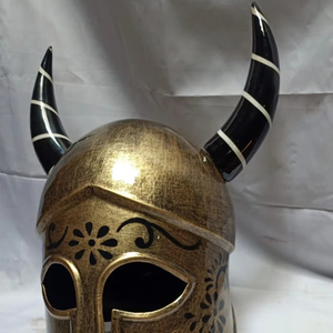Casco romano corintio de cuerno en acero dulce calibre 20 con acabado antiguo en latón y cuerno negro - Product Image 1