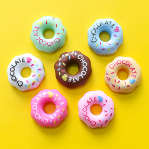 Cabujones de Resina con Forma de Donut de Chocolate Kawaii al por Mayor para la Fabricación de Joyas, Manualidades y Decoración - Product Image 3