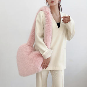 2024 moelleux en peluche hiver femmes sacs à main en forme de coeur fausse fourrure de raton laveur en forme de coeur sac à bandoulière mignon amour fourre-tout sacs pour les femmes - Product Image 6