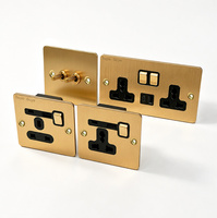 Interrupteur mural de luxe moderne rétro en acier inoxydable UK13A avec 4 prises, 4 interrupteurs, interrupteur à bascule bidirectionnel, ports USB-A et USB-C, 16A, IP20