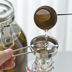 Mini entonnoir en acier inoxydable de 50 mm avec poignée pour filtrer l'huile de cuisine et distribuer du vin - Product Image 3