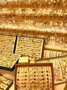 יוקרה 18 קארט מצופה זהב 18 קראט סט תכשיטים אופנתיים צמיד טבעת עגילים עם עיצוב פרח בר מזל - Product Image 4