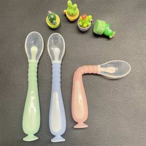 La cuchara de succión de silicona sin BPA se puede doblar 360 ° con caja de almacenamiento <span class=keywords><strong>para</strong></span> bebés pequeños que alimentan la vajilla de comedor - Product Image 1