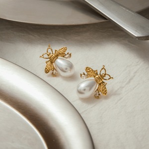Pendientes de Perlas con Diseño de Abeja, Chapados en Oro de 18K, Acero Inoxidable, Diseño de Insecto, para Uso Diario - Product Image 2