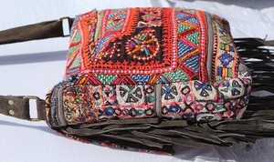 กระเป๋าแบนจาราแท้สไตล์วินเทจ - กระเป๋าโท้ทงานแฮนด์เมดลายปะติดชนเผ่าอินเดีย พร้อมงานกระจกเงา ของขวัญวันครบรอบสำหรับเธอ - Product Image 5