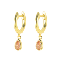 Boucles d'oreilles Huggie ROXI en argent sterling 925 plaqué or 18 carats avec petits zircons en forme de gouttelettes d'eau
