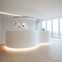 Comptoir de réception moderne personnalisé en Corian avec design rond/courbé, bande lumineuse LED, logo personnalisé pour hôtels et hôpitaux