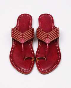 Sandales plates ethniques indiennes en cuir véritable faites à la main pour femmes, couleur bordeaux et beige, avec anneau de pied Kolhapuri, vente en gros - Product Image 2
