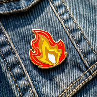 Épinglette personnalisée Flamme de feu en émail dur, badge métallique plaqué or avec attache en caoutchouc, vente en gros, lot cadeau pour veste