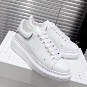 Chaussures de créateur en cuir véritable de haute qualité, à enfiler, pour hommes et femmes, avec logo personnalisé, mode luxueuse, chaussures de sport décontractées - Product Image 1