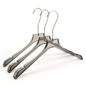 شماعات أكريليك لوسيت سوداء شفافة بلاستيكية فاخرة بشعار مخصص للملابس - Product Image 4