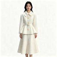 Ensemble 2 pièces MAG pour femme : Veste peplum unie blanc ivoire et jupe midi évasée, en Spandex, pour le printemps, formel et professionnel, avec ceinture à boutons dorés, ODM