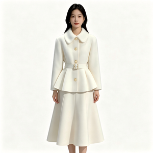 Ensemble 2 pièces MAG pour <span class=keywords><strong>femme</strong></span> : Veste peplum unie blanc ivoire et jupe midi évasée, en Spandex, pour le printemps, formel et professionnel, avec ceinture à boutons dorés, ODM - Product Image 1