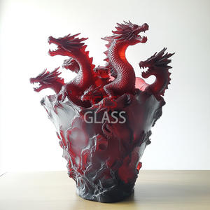 Vase de style dragon en cristal sculpté à la main - Product Image 1