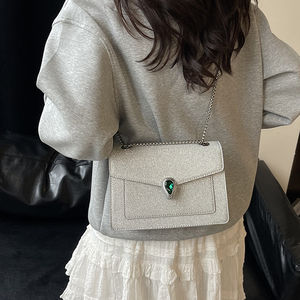 حقيبة كتف نسائية فضية بتصميم جديد مزينة بالأحجار الكريمة، حقيبة كروس فاخرة بسلسلة وسحاب من جلد البولي يوريثان الشهيرة - Product Image 4