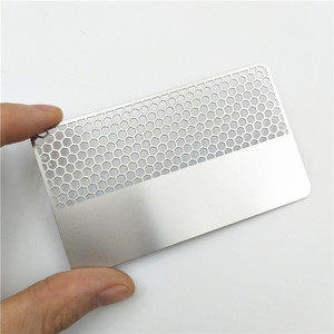 Grinder in Metallo Grezzo a Forma di Carta di Credito Personalizzabile con Logo, Portatile e Promozionale in Acciaio Inossidabile - Product Image 1