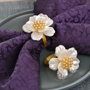 2024 Neues Design Weiße Acryl blume Perle Servietten ring halter Servietten ringe Für Hochzeit Tisch dekoration Perle Servietten ringe