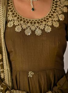 Robe Anarkali en soie vert olive pour femme avec broderie dorée, longueur ras du sol, style pakistanais, coupe ample, robe de mariage traditionnelle - Product Image 5