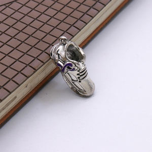 รองเท้าสนีกเกอร์ดีไซน์3D โลหะริบบิ้นสีม่วงเครื่องประดับสำหรับการรับรู้มะเร็งจี้การรับรู้ความรุนแรงในครอบครัว - Product Image 4