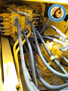 Excavadora Usada Komatsu PC210-8 de 21 Toneladas, Económica, con Caja de Cambios y Bomba para Ingeniería de Carreteras y Construcción - Product Image 2