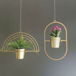 Pot de fleurs suspendu en métal doré avec des motifs d'arche et de cadre arc-en-ciel, support de pot de fleurs suspendu moderne pour plantes d'intérieur, contemporain - Product Image 1