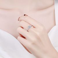 Bague Solitaire Moissanite en Argent Sterling 925 Plaqué Rhodium avec Pavé Princesse sur l'Épaule pour Femme - Vente en Gros
