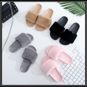 Vente en gros de nouvelles pantoufles en fourrure artificielle de haute qualité, confortables et antidérapantes, pantoufles en peluche d'intérieur - Product Image 2