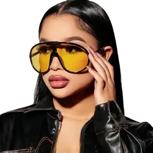 نظارات شمسية أنيقة للنساء من قطعة واحدة بتصميم كلاسيكي من النوع 365 ومزودة بلون أصفر متدرج العرض بأحدث صيحات الموضة وبمقاسات كبيرة