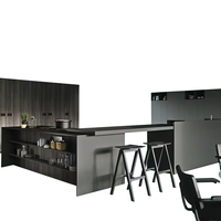 Armoires de cuisine modernes pour appartements avec un design ajusté et des options autoportantes
