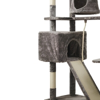Arbre à chat en peluche grise avec poteaux à gratter en sisal, deux niches pour chats, panier suspendu et rampe pour grands chats - Vente en gros