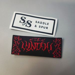 Étiquette tissée personnalisée en polyester durable avec logo, pliée sur le côté, pour vêtements et articles vestimentaires - Product Image 2