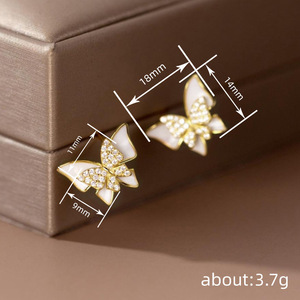 Orecchini a farfalla doppia per donna, design elegante, accessori per l'uso quotidiano. - Product Image 5