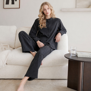 Set Pigiama Minimalista in Cotone a Righe per Donna, Top a Maniche Lunghe con Bottoni e Pantaloni Larghi con Laccetti Laterali, Indossabile Anche Fuori Casa SOFT15 - Product Image 4