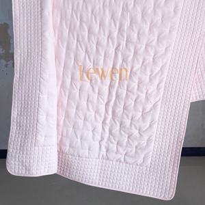 <span class=keywords><strong>Couvre</strong></span>-<span class=keywords><strong>lit</strong></span> en microfibre brodé, léger, ensemble de literie en microfibre - Product Image 1