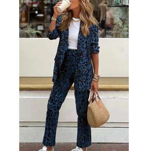 Completo casual da donna a due pezzi con top a maniche lunghe con stampa leopardata e pantaloni a vita alta - Product Image 3