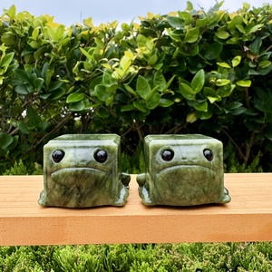 Venta al por mayor de talla cuadrada de rana con ojos inocentes de jaspe Xiuyan, decoración divertida y creativa para escritorio y jardín, regalo de cumpleaños perfecto - Product Image 4