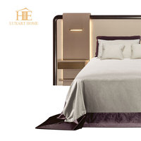 Lit king-size moderne italien de luxe, cadre en bois massif, lit double durable pour chambre de villa