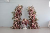 Ensemble de piliers floraux artificiels rose poudré et bordeaux, arrangement de roses blush et herbes séchées en soie pour mariage et Saint-Valentin